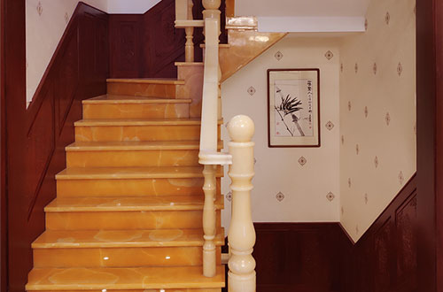 龙井中式别墅室内汉白玉石楼梯的定制安装装饰效果